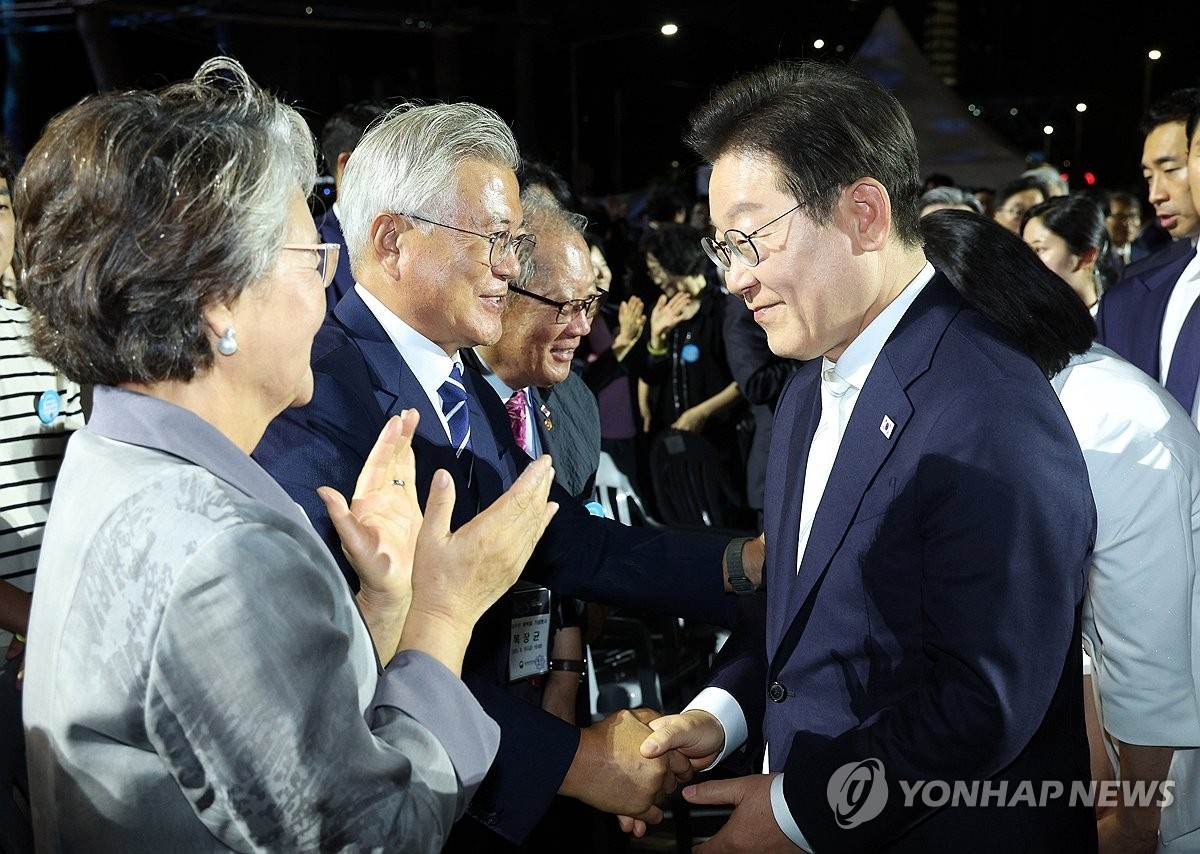 이재명 대통령과 문재인 전 대통령이 지난해 8월 15일 서울 광화문광장에서 열린 제21대 대통령 국민임명식 행사에서 인사하고 있다. 2025.8.15