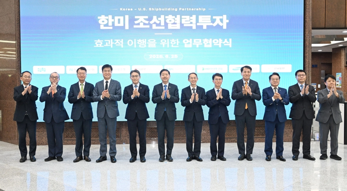 한미 전략투자공사 및 정책금융기관-조선3사간 한-미 조선협력투자     (서울=연합뉴스) 구윤철 부총리 겸 재정경제부 장관이 25일 서울 영등포구 한국수출입은행에서 열린 한미 전략투자공사 및 정책금융기관-조선3사간 한미 조선협력투자 업무협약 체결행사에서 업무협약 서명 후 기념 촬영하고 있다. 2026.6.25 [재정경제부 제공. 재판매 및 DB 금지]     photo@yna.co.kr (끝)