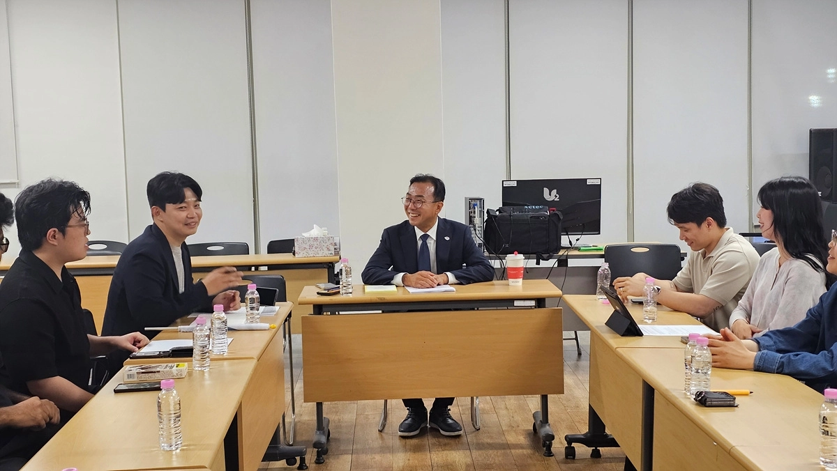 서영학 당선인이 지난 24일  여수시 청년정책협의체와 간담회를 하고 있다.