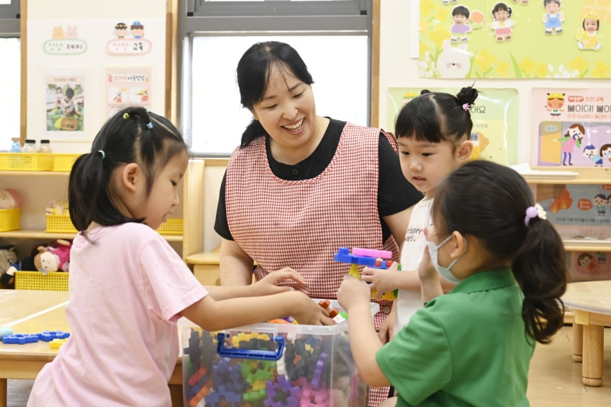 대구 달성군 유가읍에 있는 참꽃직장어린이집에서 한 보육교사가 원아들을 돌보고 있다. 대구 달성군 제공