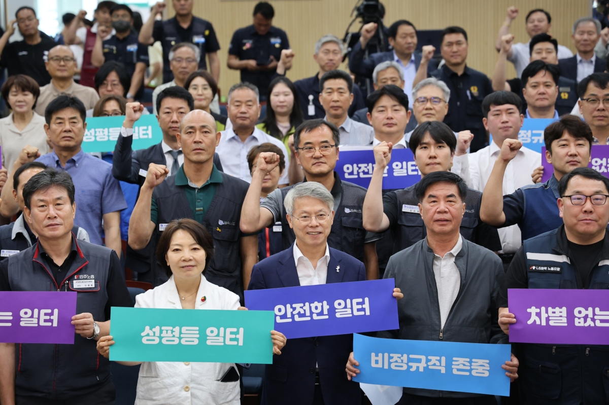 민형배 전남광주통합특별시장 당선인이 25일 광주에서 열린 노동 분야 ‘특별시민과의 대화’에서 참석자들과 기념촬영을 하고 있다. 전남광주대전환기획위 제공