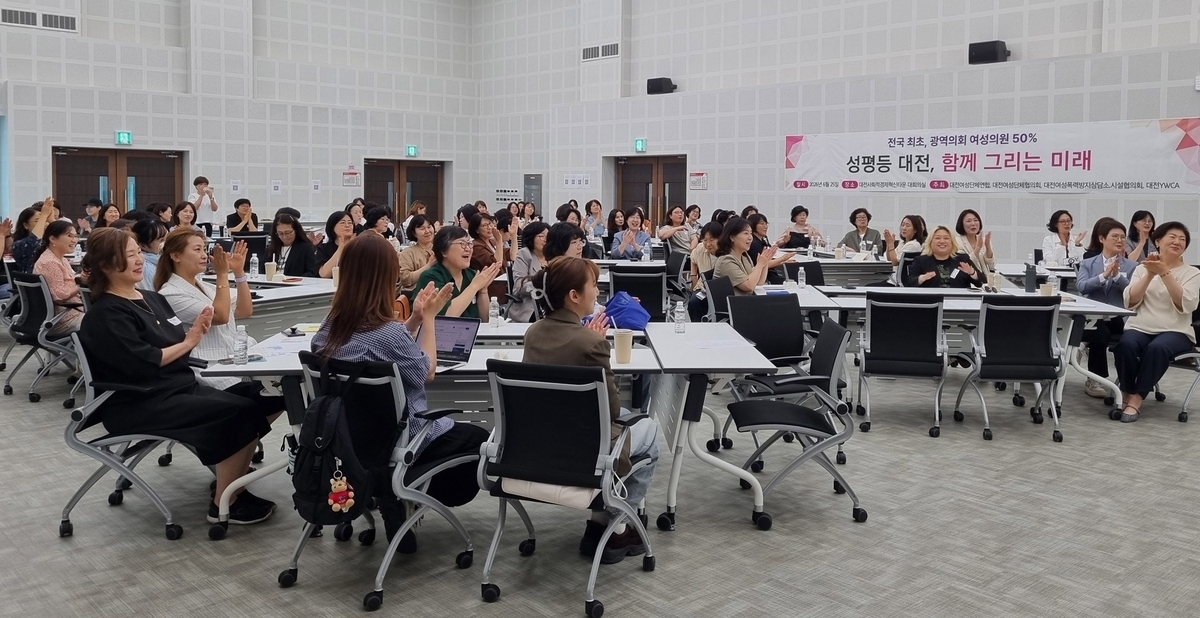 25일 대전 동구 사회적경제혁신타운에서 지역 여성단체와 여성 시의원 당선인이 참여하는 정책 라운드테이블이 열렸다. 대전 연합뉴스