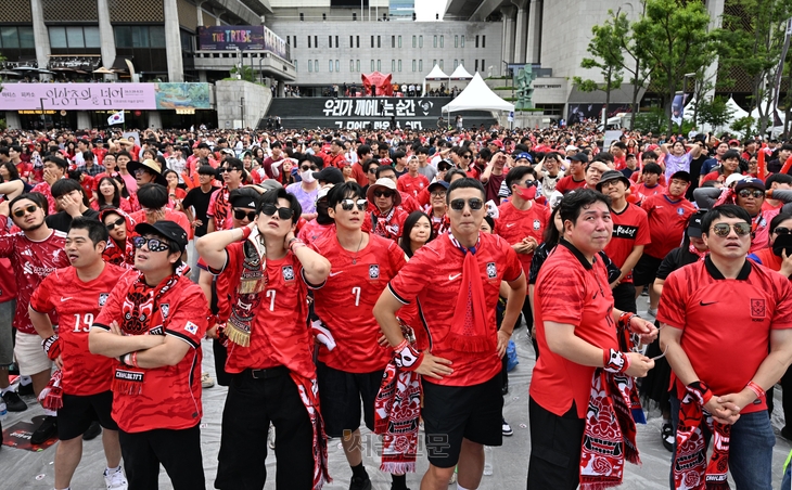 2026 국제축구연맹(FIFA) 북중미월드컵 조별리그 A조 3차전 거리응원이 있었던 25일 서울 종로구 광화문 광장에 응원 나온 시민들이 한국 대표팀의 패배에 아쉬워하고 있다. 도준석 전문기자