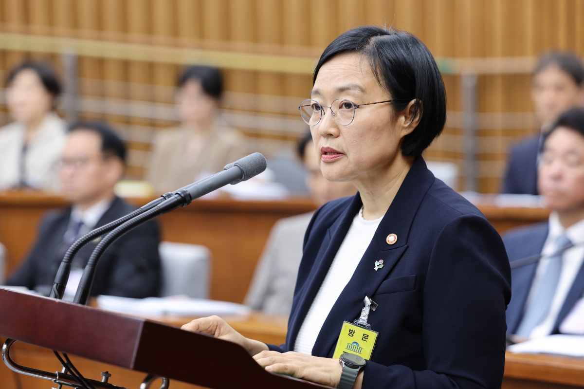 한성숙 국무총리 후보자가 25일 국회에서 열린 인사청문회에서 인사말을 하고 있다. 한 후보자는 “국민의 행복을 위해 일에만 집중해서 성과를 내는 총리가 되겠다”고 약속했다. 뉴스1