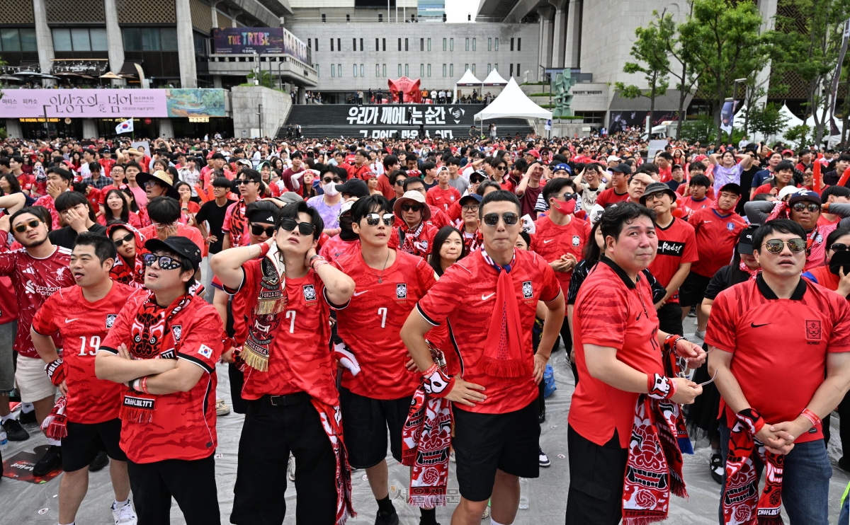 2026 국제축구연맹(FIFA) 북중미월드컵 조별리그 A조 3차전 대한민국과 남아프리카공화국의 경기가 열린 25일 서울 종로구 광화문광장에 응원 나온 시민들이 이날 경기의 패배에 아쉬워하고 있다. 이날 패배로 한국은 승점 3점으로 멕시코(승점 9점)와 남아공(4점)에 이어 A조 3위로 내려앉았다. 도준석 전문기자