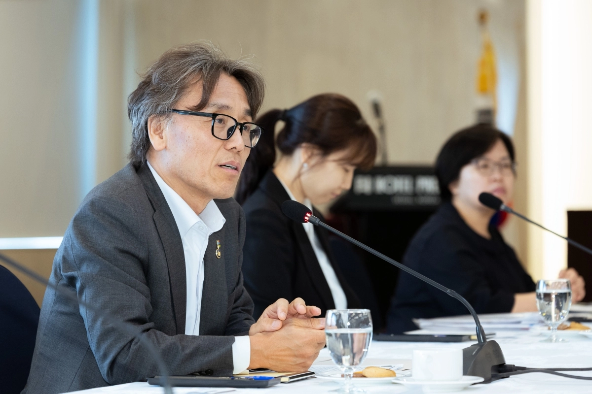금한승 기후에너지환경부 1차관이 25일 배터리 재생원료 생산 인증제도 시범사업 업무협약식에서 간담회를 하고 있다. 기후에너지환경부 제공