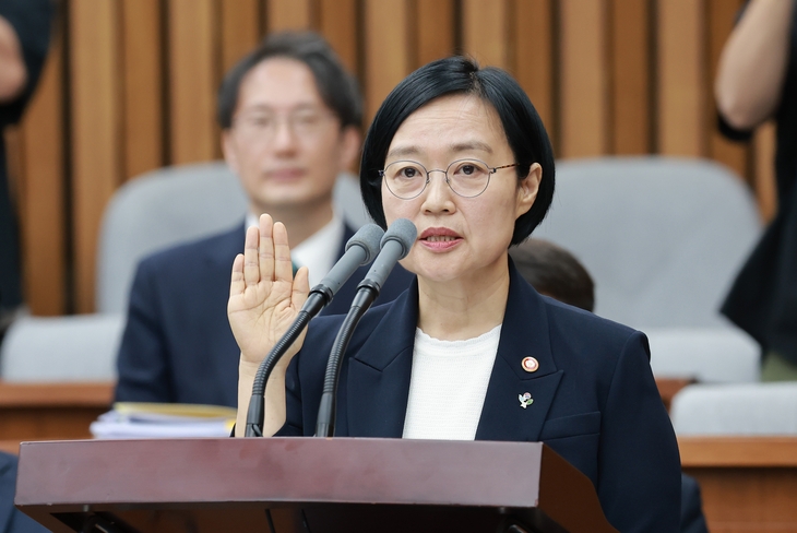 한성숙 국무총리 후보자가 25일 국회에서 열린 인사청문회에서 선서하고 있다. 2026.6.25 연합뉴스