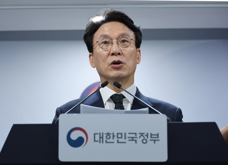 김민석 국무총리가 25일 서울 종로구 정부서울청사에서 보완수사권 관련 현안 브리핑을 하고 있다. 연합뉴스