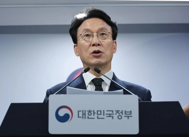 김민석 국무총리가 25일 서울 종로구 정부서울청사에서 보완수사권 관련 현안 브리핑을 하고 있다. 연합뉴스