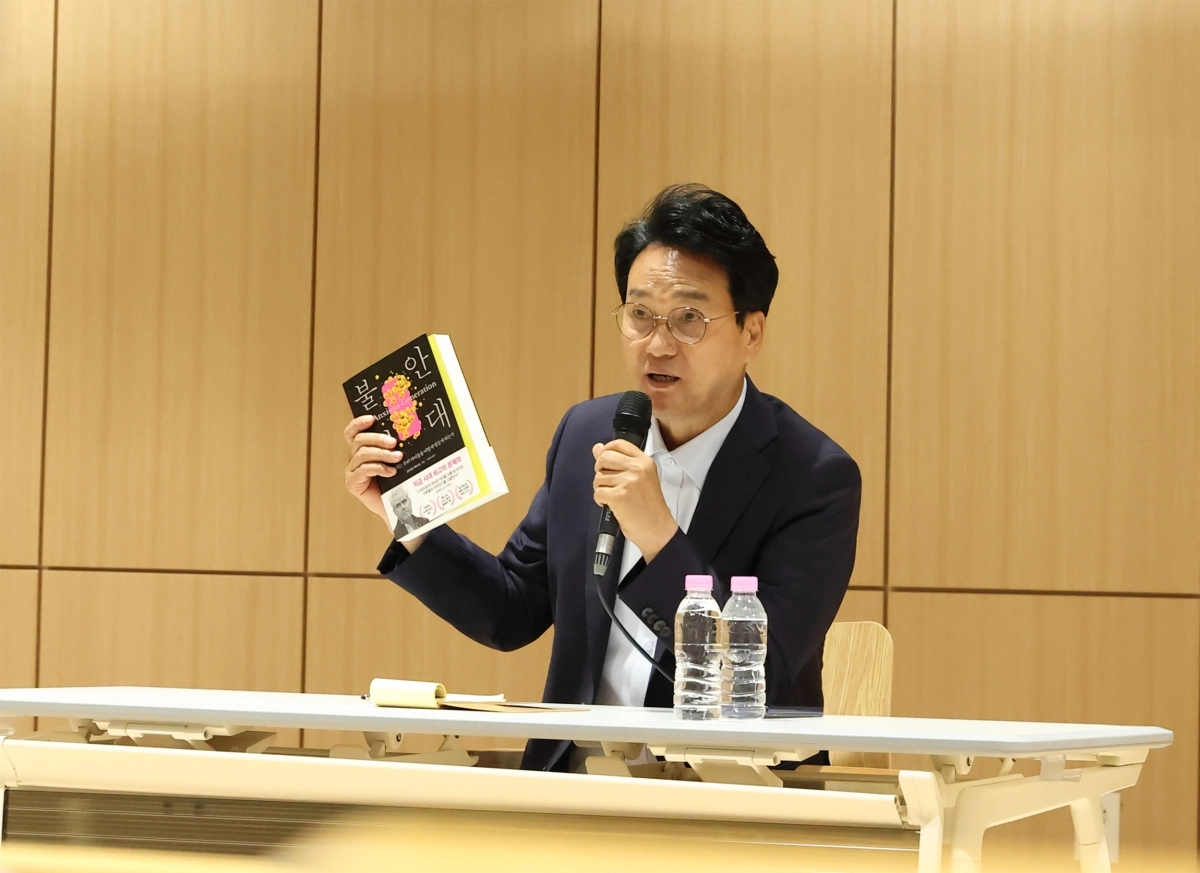 안민석 경기도교육감 당선인이 24일 광주 경청투어에서 발언하고 있다. 안민석 인수위 제