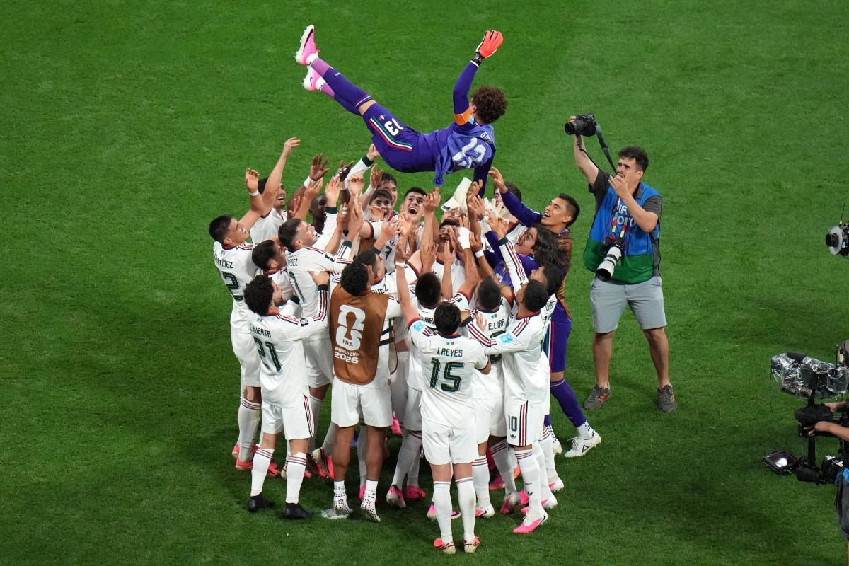 멕시코 축구대표팀 선수들이 25일(한국시간) 멕시코 멕시코시티 스타디움에서 열린 2026 북중미월드컵 조별리그 최종전 체코와 경기를 승리로 마친 후 후반 33분 교체 출전한 베테랑 골키퍼 기예르모 오초아를 헹가래하고 있다. 오초아는 이경기로 월드컵 6회 출전의 대기록을 달성했다. 2026.6.24 멕시코시티 AP 뉴시스