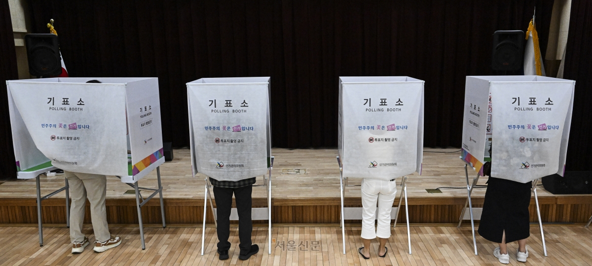 6·3 지방선거에서 투표하는 사람들