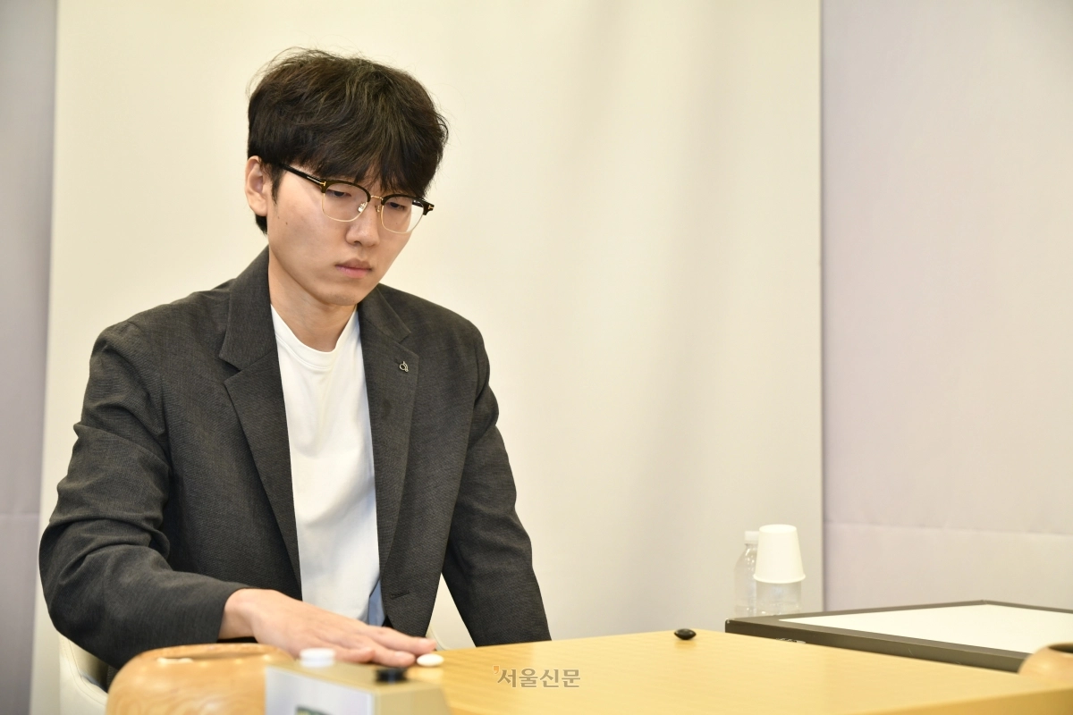 신진서 9단이 25일 경기 성남시 판교 K바둑 스튜디오에서 열린 제6기 쏘팔코사놀 최고기사 결정전 3국에서 변상일 9단과 승부하고 있다. 2026.6.25 한국기원 제공