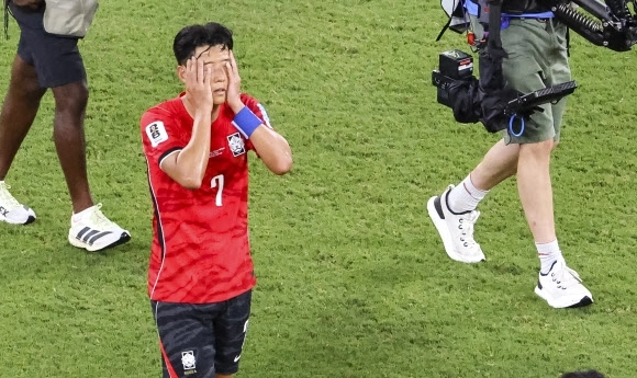 thumbnail - 32강 직행 실패, 아쉬워 하는 손흥민
