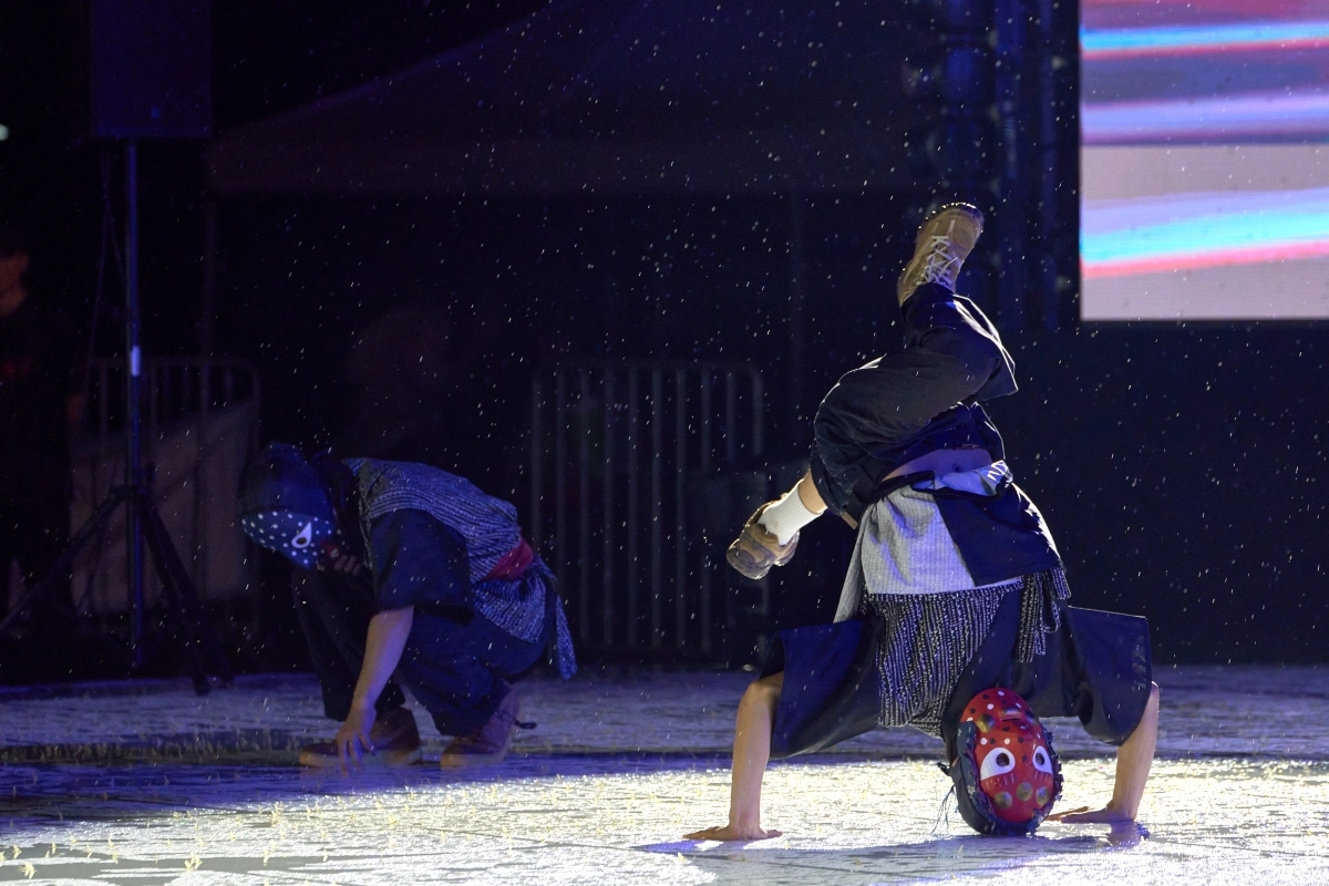 지난 19일 서울 반포한강공원 달빛광장에서 열린 ‘2026년 제8회 서울국악축제’에서 국악 비보잉 팀 ‘라스트릿 크루’가 거문고 연주에 맞춰 비보잉을 선보이고 있다. 서울시 제공