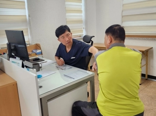 전남 영암군 군서보건지소의 시니어 의사가 환자를 진료하고 있다. 영암군 제공