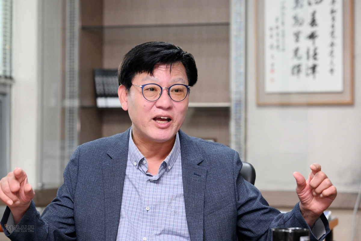 박운기 서울 서대문구청장 당선인이 25일 연희동 사무실에서 서울신문과 인터뷰를 하고 있다. 노동운동을 하던 중 사고로 짧아진 오른손 검지와 중지에 대해 “예전에는 국기에 대한 경례를 하는 사진을 찍을 때마다 신경 쓰였지만 이제는 괜찮다”며 활짝 웃었다. 도준석 전문기자