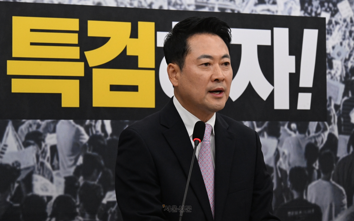 국민의힘 장동혁 대표가 건강 악화로 입원한 지 엿새 만인 24일 퇴원해 당무에 복귀해 국회에서 현안 관련 기자회견을 하고 있다.2026.6.24 안주영 전문기자