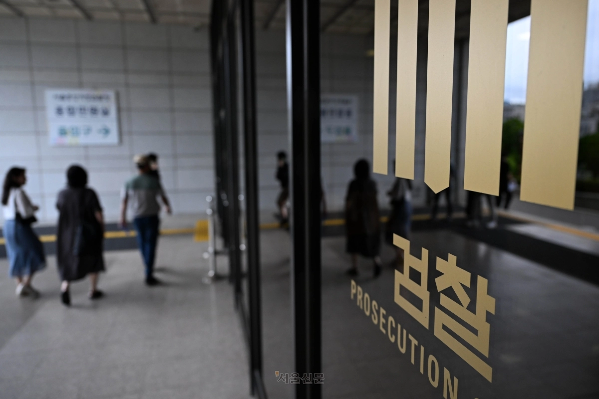정부가 보완수사권 존폐 여부 등을 담은 검찰개혁안을 발표한 가운데, 검찰 내부에서는 선거관리위원회 합동수사본부와 검찰미래위원회 조사단 등에 인력이 잇달아 파견되면서 일선 업무 부담이 커지고 있다는 지적이 나오고 있다. 사진은 25일 서울 서초구 서울중앙지방검찰청 모습. 2026.6.25 홍윤기 기자