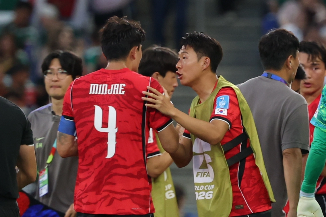 김민재와 대화하는 손흥민