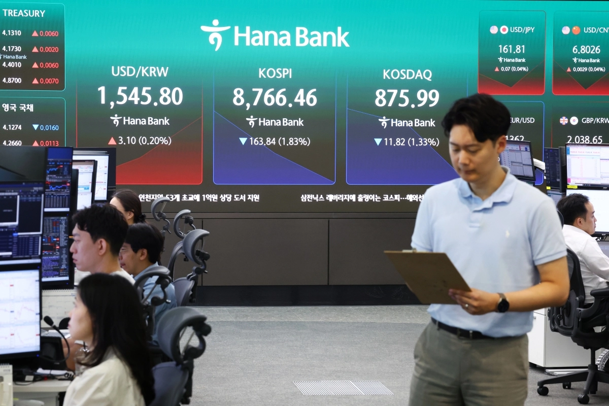 26일 서울 중구 하나은행 딜링룸 현황판에 코스피 등이 표시되고 있다. 이날 코스피는 전 거래일 대비 117.12포인트(1.31%) 내린 8813.18에, 코스닥은 0.38% 내린 884.43에 개장했다. 연합뉴스