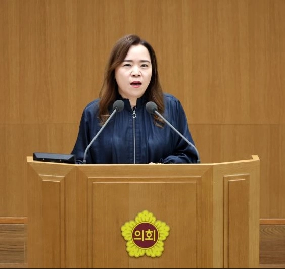 ▲ 최효숙 의원이 경기도의회 본회의장에서 도내 영유아들을 위한 보편적 발달검사 지원 조례안의 취지와 필요성을 설명하고 있다. (사진=경기도의회)