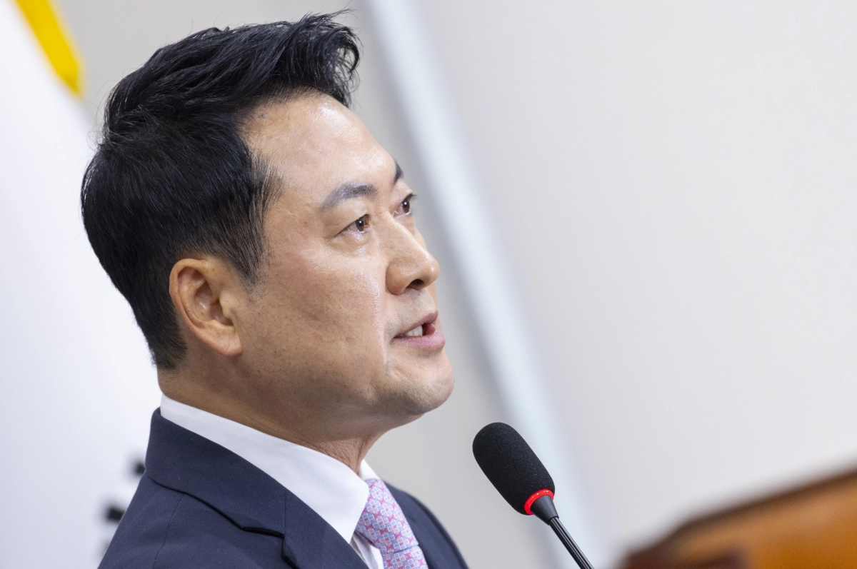 건강 악화로 엿새 동안 입원했던 국민의힘 장동혁 대표가 24일 병원 퇴원 뒤 국회에서 첫 공식 일정으로 가진 기자회견에서 취재진 질문에 답하고 있다. 연합뉴스