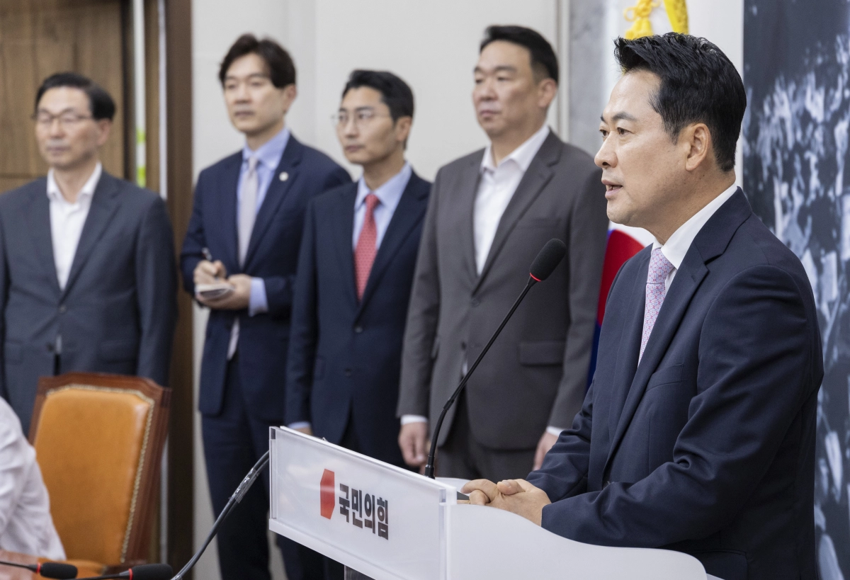 건강 악화로 엿새 동안 입원했던 국민의힘 장동혁 대표가 24일 병원 퇴원 뒤 국회에서 첫 공식 일정으로 가진 기자회견에서 투표지 부족 사태 관련 특검을 촉구하고 있다. 연합뉴스