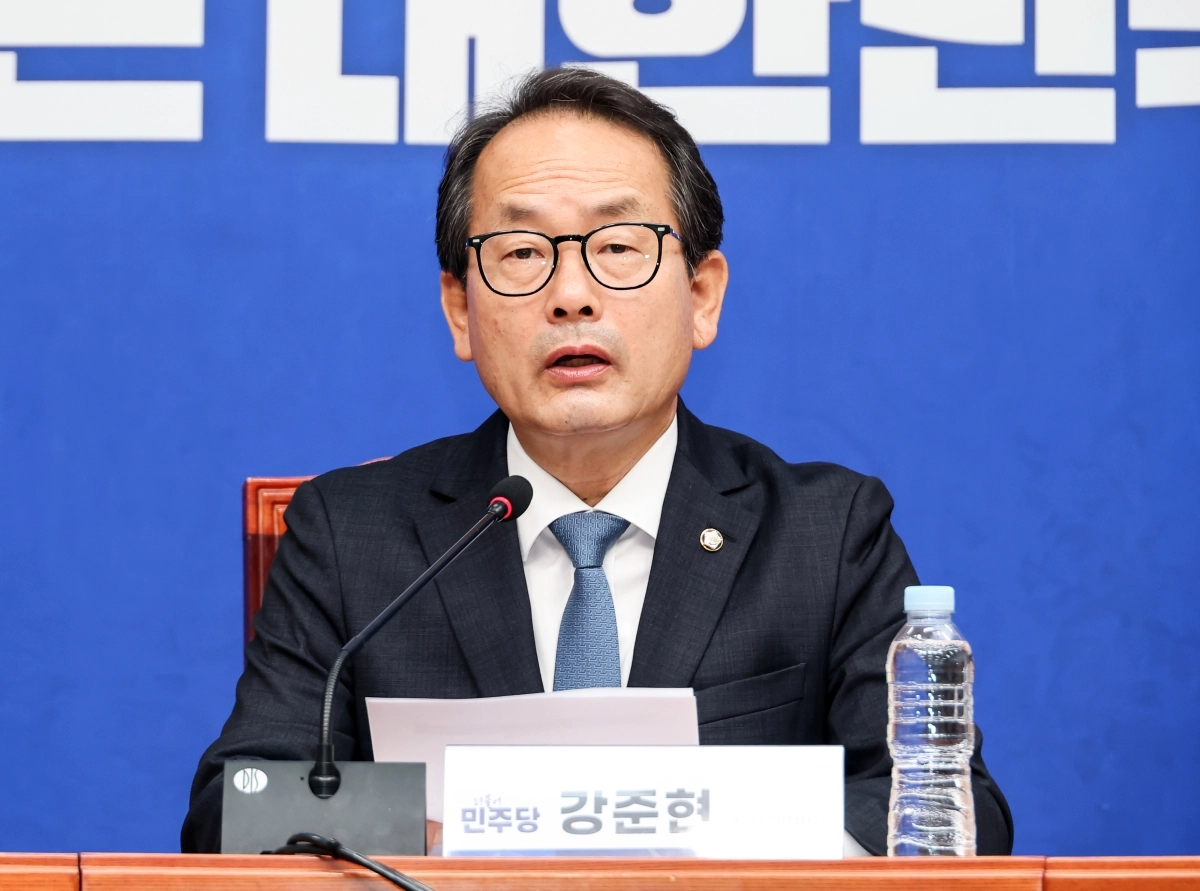 강준현 더불어민주당 수석대변인이 지난 12일 국회에서 현안 관련 기자간담회를 열고 있다. 연합뉴스