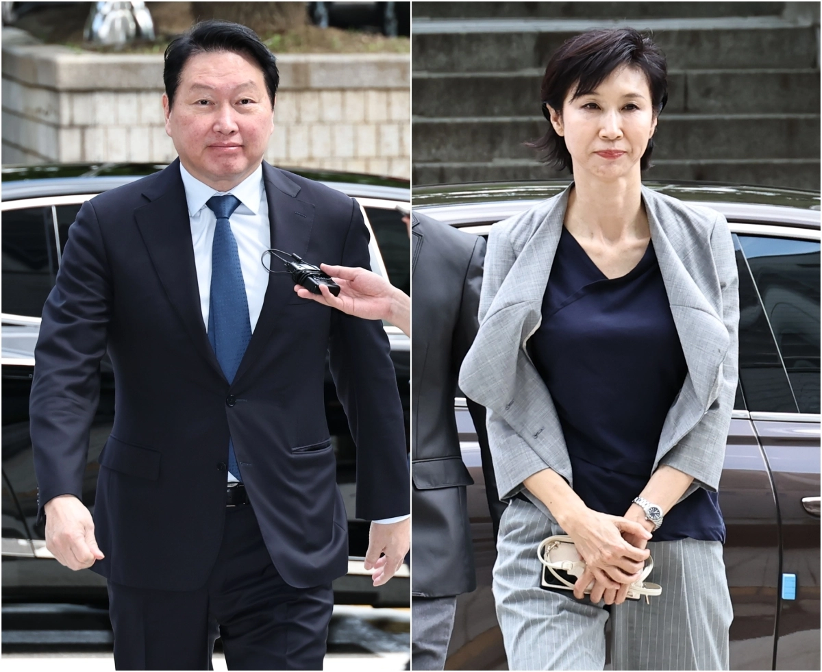 최태원 SK그룹 회장(왼쪽)과 노소영 아트센터 나비 관장이 26일 서울 서초구 서울고법에서 열린 재산분할 파기환송심 변론기일에 출석하고 있다. 연합뉴스