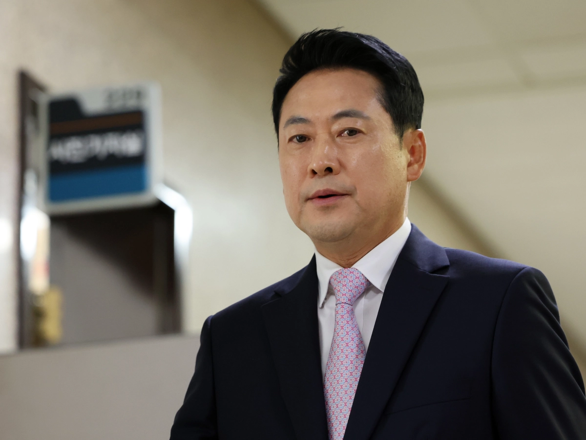 장동혁 국민의힘 대표가 24일 오후 서울 여의도 국회에서 기자회견을 위해 발걸음을 옮기고 있다. 이날 장 대표는 건강 악화로 입원한 지 엿새 만에 국회로 복귀했다. 뉴스1