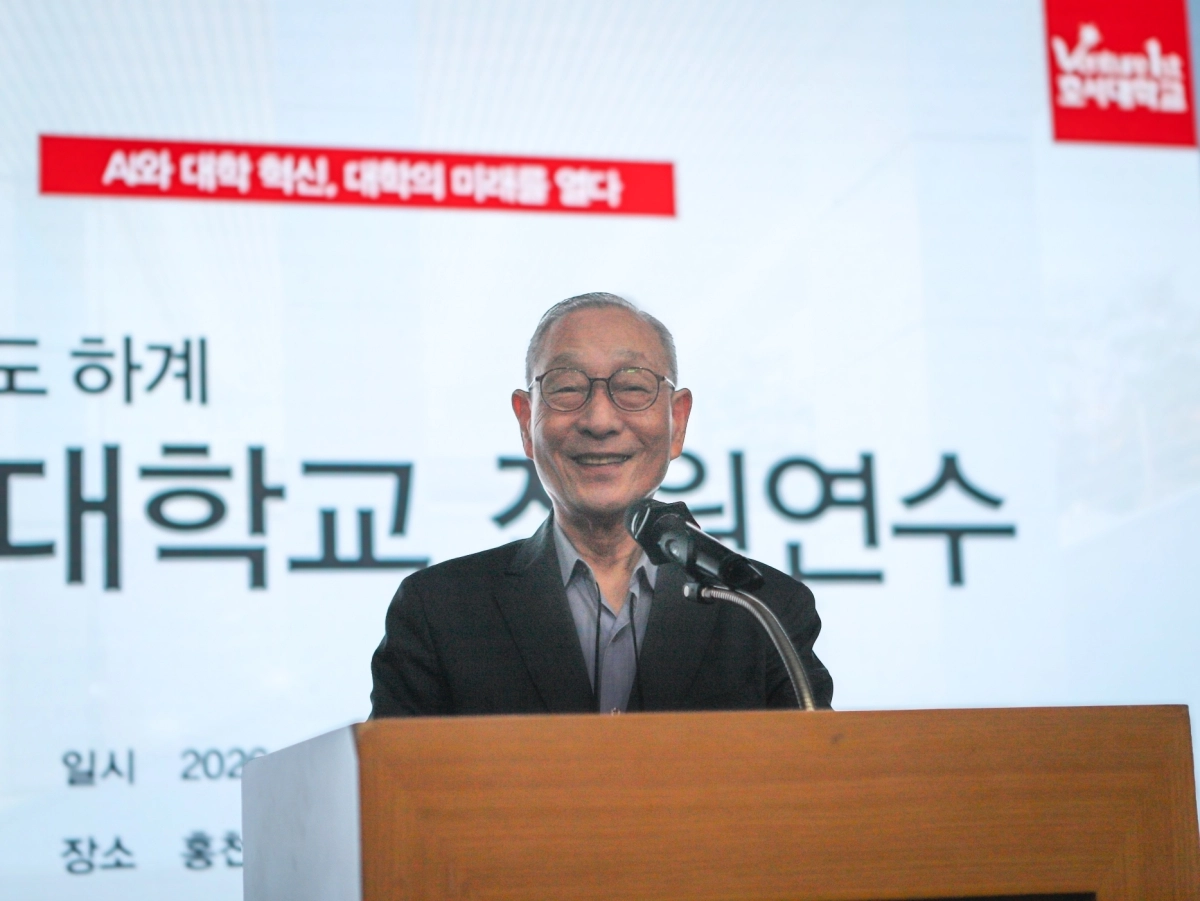 강일구 호서대 총장이 하계 직원연수에서 ‘품격있는 세계 최고의 명문사학’ 비전을 제시하고 있다. 호서대 제공