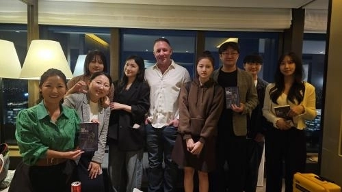 4월 작가 마이클 에반스(왼쪽에서 5번째)가 디아(DIA, 왼쪽에서 4번째) 등 한국 협업팀(왼쪽부터 박은희 작가, 킴스노트 뮤지컬 패밀리, 승희 등)과 서울에서 만났다.