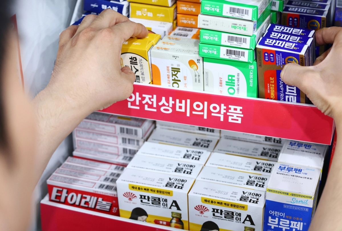 서울 시내 한 편의점에 판매 중인 상비약. 연합뉴스