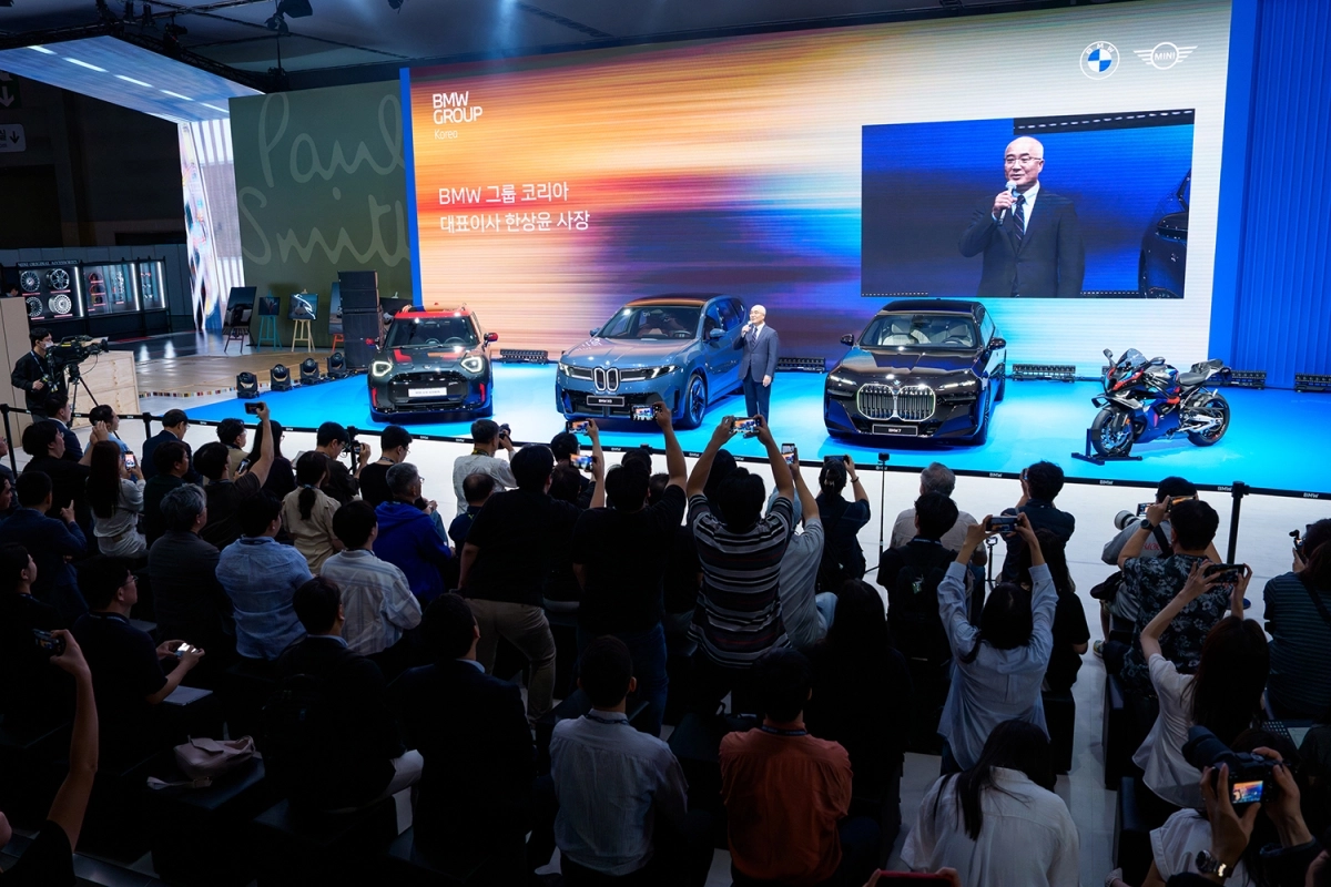 한상윤 BMW코리아 대표이사가 6일 부산 벡스코에서 열린 ‘2026 부산 모빌리티쇼’에서 전시된 차량을 소개하고 있다. 왼쪽부터 디 올-일렉트릭 MINI JCW 에이스맨, 더 뉴 BMW iX3, BMW 7시리즈 네로 루쏘 에디션, BMW M 1000 RR. BMW코리아 제공
