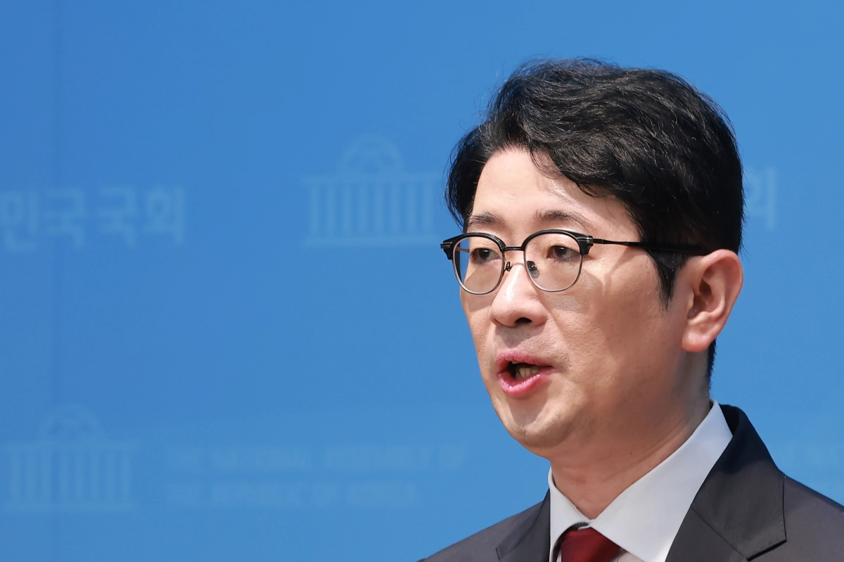 국회 ‘제9회 전국동시지방선거 투표용지 부족 사태 등 국민 참정권 침해 진상규명 및 선거관리 개혁을 위한 국정조사 특별위원회’ 소속 국민의힘 주진우 의원이 19일 국회 소통관에서 선거관리위원회의 5년 간 계약 가운데 82.1%가 수의계약이었음을 밝히고 있다. 연합뉴스