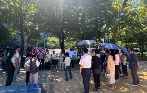 서울시 구로구 구로5동 거리공원 제2구역 정비사업 주민설명회.  구로구 제공