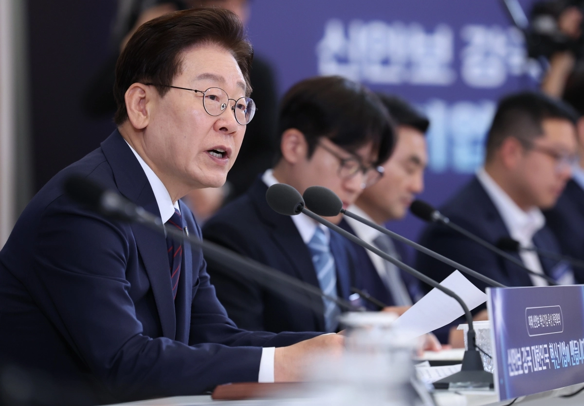 이재명 대통령이 26일 청와대에서 열린 ‘미래신안보 혁신기업 육성전략’ 회의에서 발언하고 있다. 연합뉴스