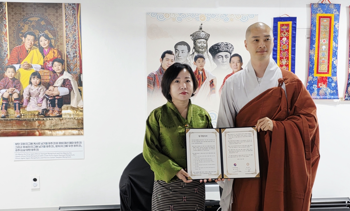 김민경(사진 왼쪽) 한국부탄우호협회장과 충정사 주지인 덕운 스님(오른쪽)이 업무협약서에 서명한 뒤 기념사진을 찍고 있다.