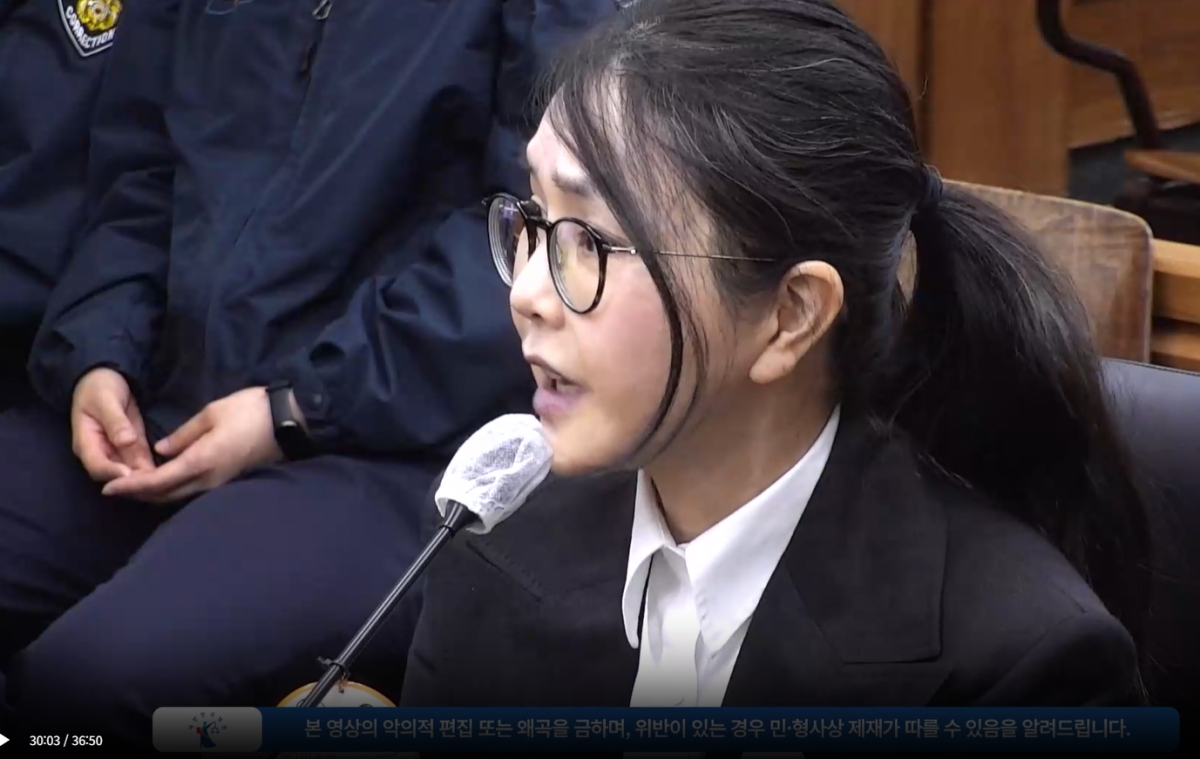 김건희 여사가 지난 4월 13일 서울 서초구 서울중앙지법에서 열린 박성재 전 법무부 장관의 내란 중요임무 종사 혐의 사건 속행 공판에 증인으로 출석해 있다. 서울중앙지법 제공