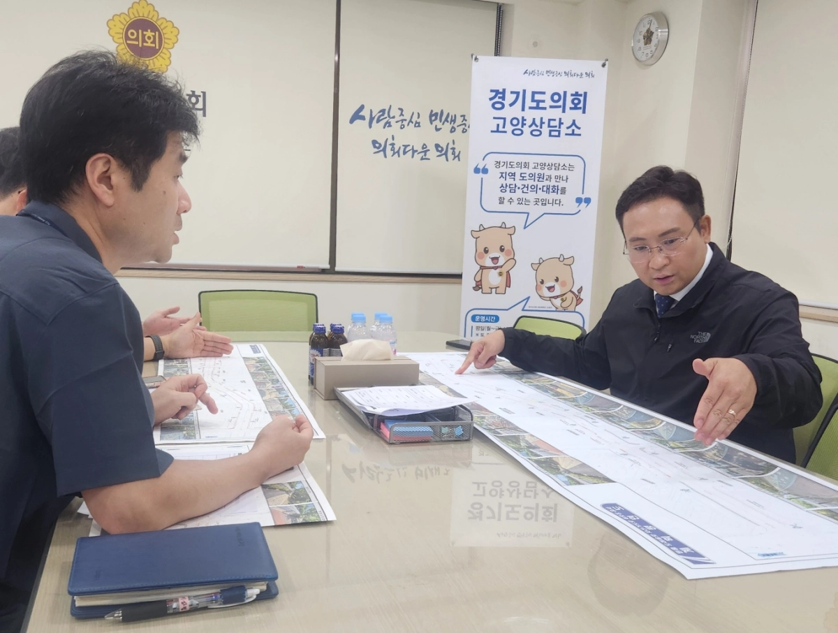 ▲ 변재석 의원이 고양시 덕양구청 관계 공무원 및 설계담당자와 함께 원흥도래울로 자전거도로 재포장공사 설계 도면을 살펴보며 추진 상황을 점검하고 있다. (사진=경기도의회)