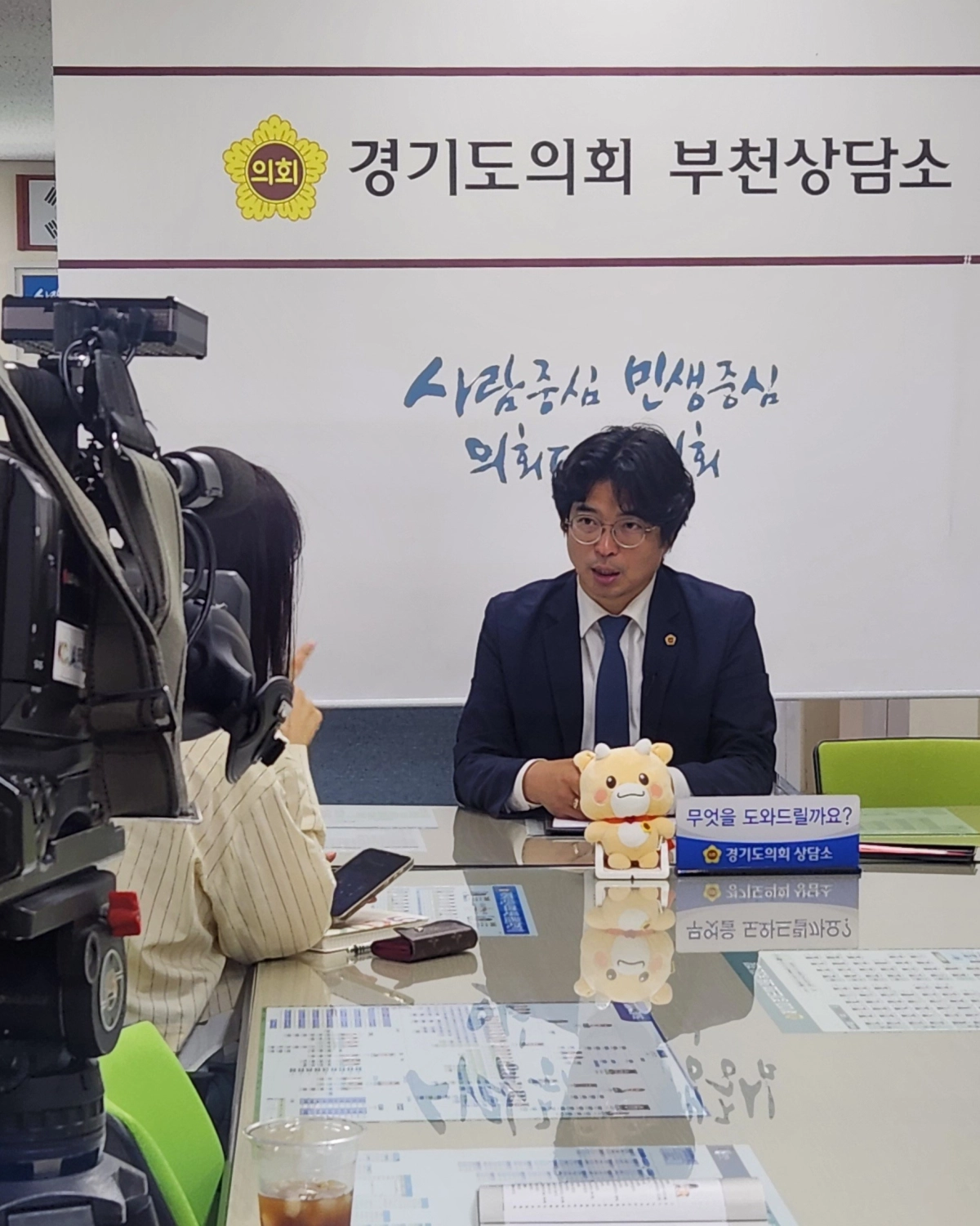 ▲ 박상현 26일 경기도의회 부천상담소에서 방송 매체와의 인터뷰를 갖고 경기지역화폐 앱 기반의 복지 행정 간소화 및 인공지능을 활용한 ‘복지 직권주의’ 시스템 도입의 필요성을 피력하고 있다. (사진=경기도의회)