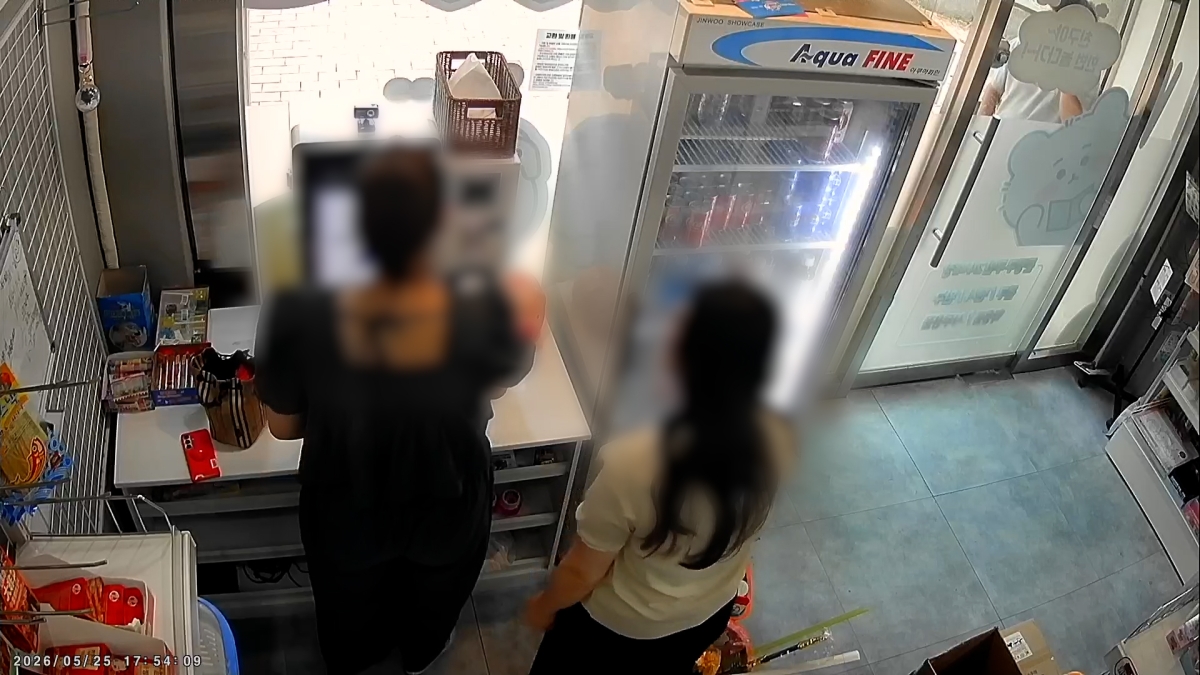 지난 5월 25일, 가해 학생들의 부모들이 훼손된 물품들을 현장에서 직접 결제하려는 모습. 점주 제공