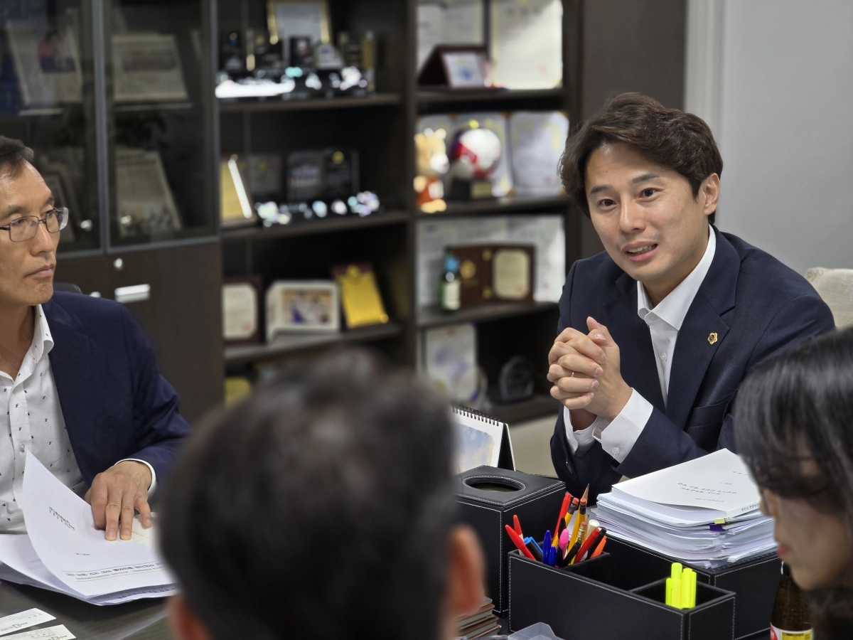 ▲ 황대호 의원이 26일 열린 정담회에서 경기대학교 및 관계 공무원들과 함께 대학생 인턴십 도입 방안과 교내 체육시설 주민 개방 지원책에 대해 의견을 교환하고 있다. (사진=경기도의회)