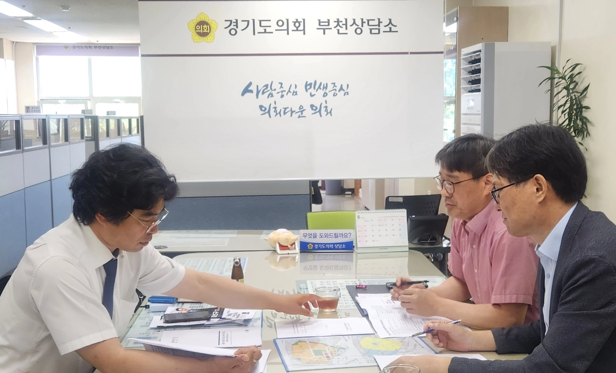 ▲ 박상현 의원이 부천시청 도시개발과 담당 공무원들과 만나 오정동 군부대 이전 부지의 도시개발 사업 도면을 살펴보며 사업 추진 사항을 논의하고 있다. (사진=경기도의회)