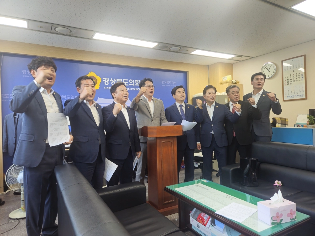 제2 반도체 클러스터 부지 선정 관련 성명서를 발표하는 경북도의회. 경북도의회 제공