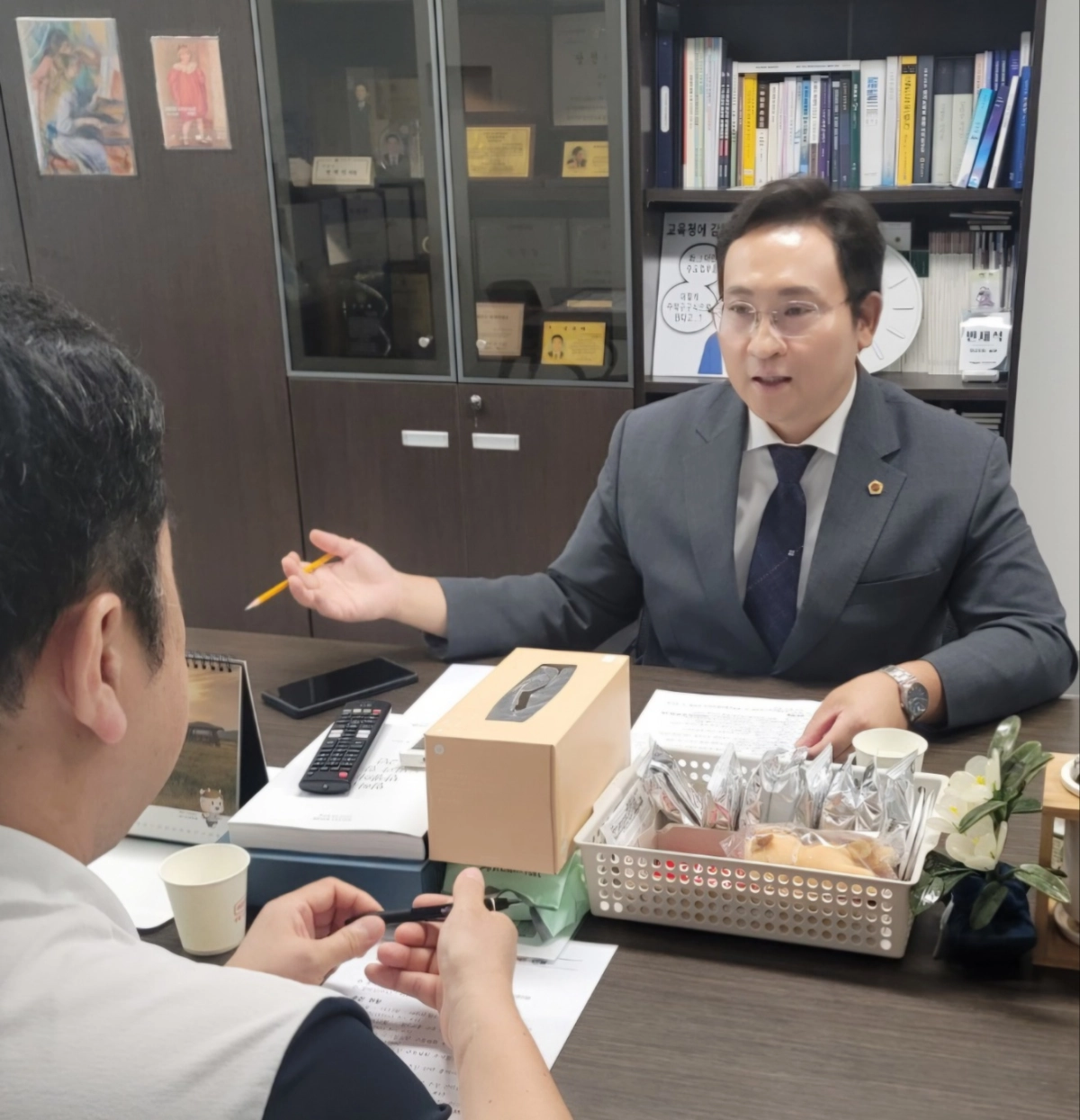 ▲ 변재석 의원이 경기도청 철도항만물류국 철도정책과 관계자로부터 ‘통일로선(조리금촌선)’ 추진 현황 및 제5차 국가철도망 구축계획 반영을 위한 추진 전략에 대해 업무보고를 받고 있다. (사진=경기도의회)