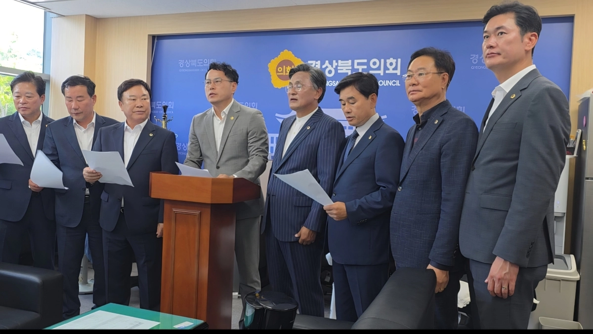 제2 반도체 클러스터 부지 선정 관련 성명서를 발표하는 경북도의회. 경북도의회 제공