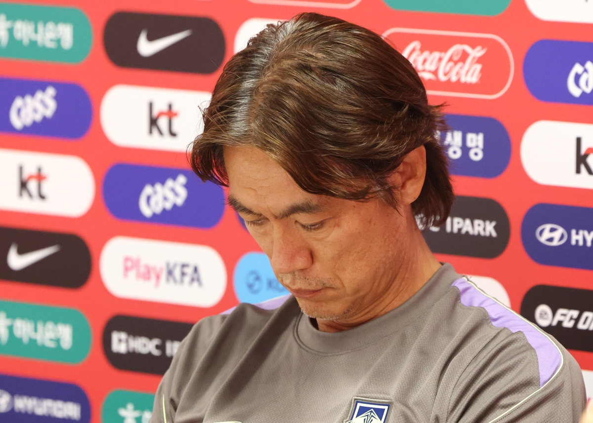 기자 질문 듣는 홍명보 감독