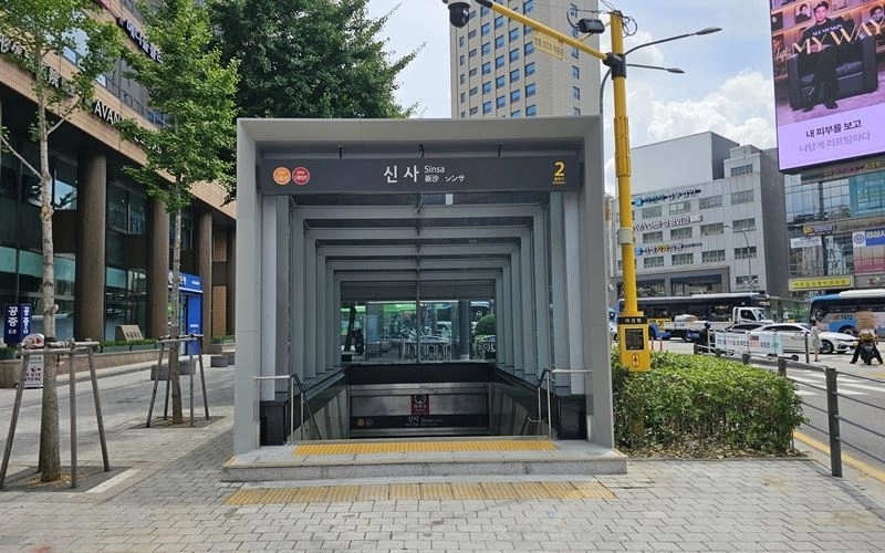 신사역 2번 출입구 캐노피 설치 후. 서울시의회 제공